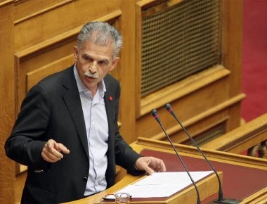 Απίστευτη ερώτηση Έλληνα (;) βουλευτή του Ποταμιού κατά των νέων που ανέβασαν την ελληνική σημαία